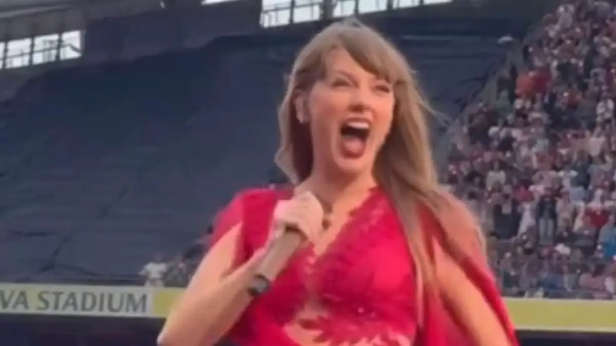 Taylor Swift Fans React Wildly to Travis Kelce’s Surprise Appearance at Dublin Concert