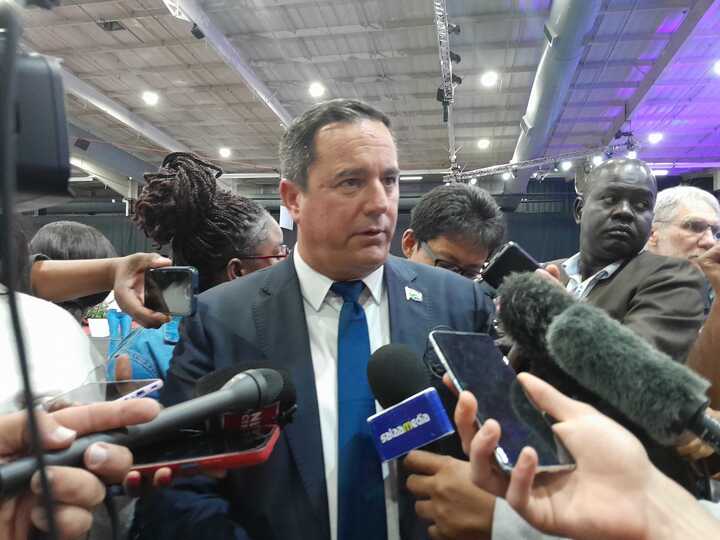 John Steenhuisen Calls for Roman Cabanac’s Resignation During Cape Town Press Conference Amid Growing Controversy Over Past Statements