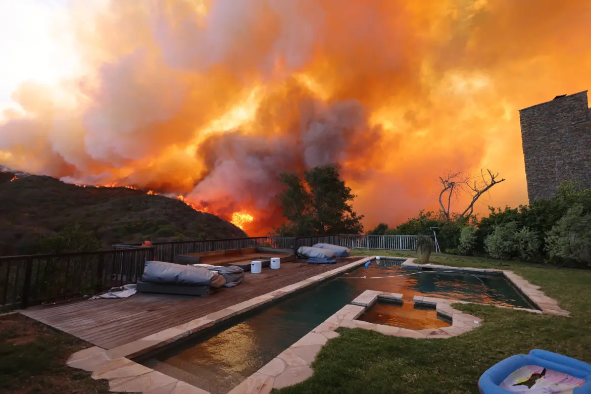 Raging Wildfires in Los Angeles Destroying High-Value Homes in Pacific Palisades, Leaving Million-Dollar Estates in Flames and Under Evacuation Orders