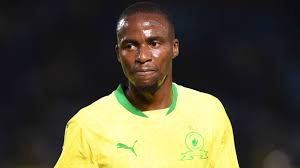 Kaizer Chiefs sign three experienced players and pursue Thembinkosi Lorch to strengthen their squad for the rest of the season in South Africa