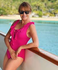 Jane Seymour stuns fans as she poses in stylish swimwear on a breathtaking tropical beach