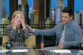 Kelly Ripa Breaks Down in Tears on Live Television as She Announces the Death of Family Dog Chewie at Age 17 in New York