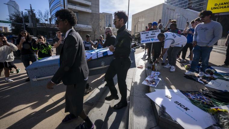 Determined Mavericks enthusiasts express outrage and organize a mock funeral for Luka Doncic in a striking display at the American Airlines Center in Dallas