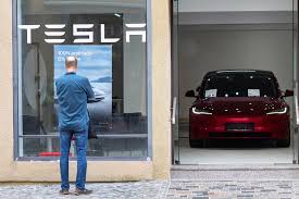 Tesla’s Shares Drop 8.4% and Market Value Falls Below $1 Trillion After Disappointing European Sales and Musk’s Political Involvement in the US