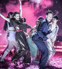 Tom Hiddleston and Hayley Atwell bring Shakespeare’s Much Ado About Nothing to life with a vibrant pink disco twist at Drury Lane Theatre in London”