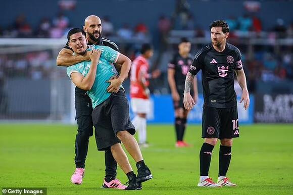 Messi’s highly trained bodyguard Yassine Chueko unexpectedly ends up on the turf while chasing down a fan at Inter Miami’s home game in Florida