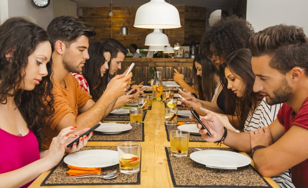 Diners in the United States are returning to restaurants that boost ambiance with background music and reliable Wi-Fi access