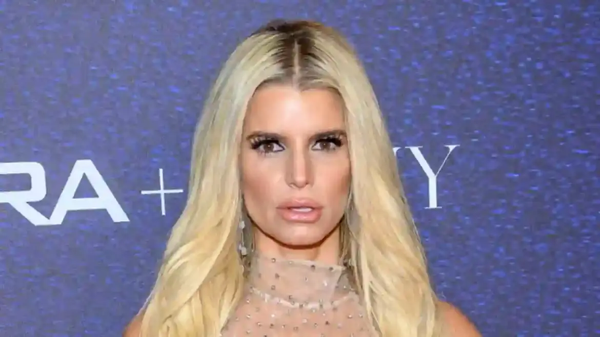 Jessica Simpson publicly praises Jeremy Renner and his emotional memoir as romance rumors heat up again between the longtime friends in Los Angeles