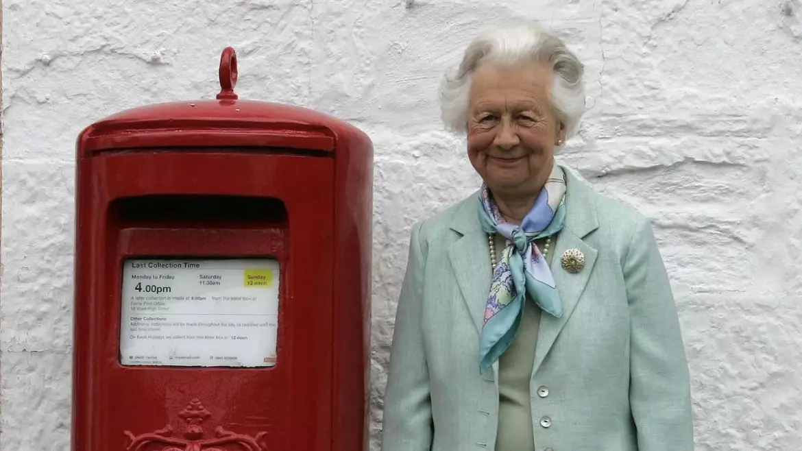 Mary Dowager Countess of Strathmore, Former Resident of Glamis Castle, Dies at 92 in Melrose, Leaving Behind a Storied Life of Service and Royal Ties