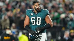 Philadelphia Eagles Star Jordan Mailata Surprises Crowd with Stunning ‘Tennessee Whiskey’ Performance at Chris Stapleton Concert in Philadelphia