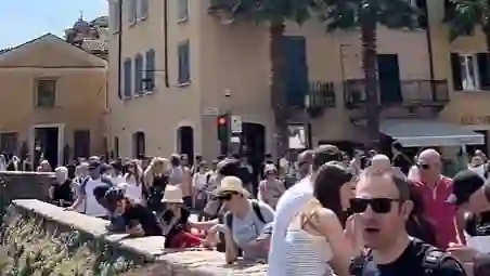 Thousands of Tourists Overwhelm Sirmione’s Narrow Streets as Crowds Surge to See Fairytale Castle in Lake Garda