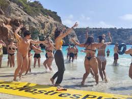Tourists Flock to Mallorca’s Coastal Towns as Local Residents Protest Rising Rents and Surging Holiday Home Conversions