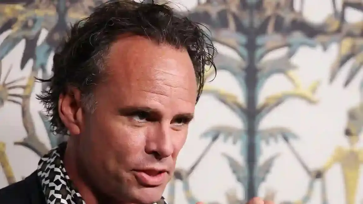 Walton Goggins abruptly shuts down questions about Aimee Lou Wood during tense interview in London after rumors of on-set feud spark online speculation