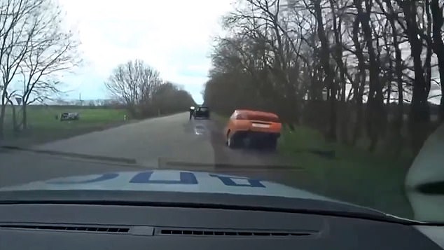 Bizarre moment unfolds in Russia as driver evades police by splitting car in two and escaping in the front half on the road