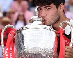Carlos Alcaraz claims hard-fought victory over Jiri Lehecka at Queen’s Club to boost hopes of third straight Wimbledon title in London