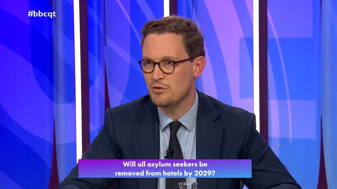 Darren Jones defends controversial statement about small boat migrants being mostly women and children as audience in Dover erupts in disbelief