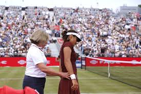Emma Raducanu struggles with injury and loses quarter-final match against Qinwen Zheng at Queen’s tennis tournament in London