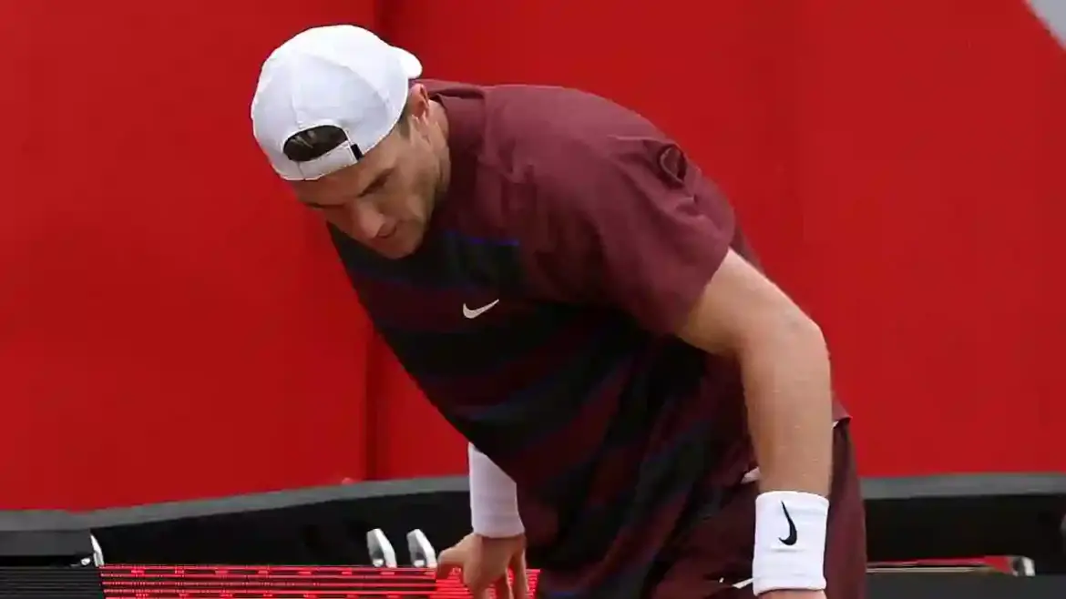 Jack Draper loses his temper and smashes advertising board after semi-final defeat to Jiri Lehecka at Queen’s Club in London