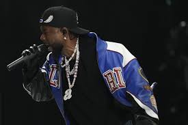 Kendrick Lamar silences critics as he performs diss tracks against Drake to a sold-out crowd in Toronto’s Rogers Centre