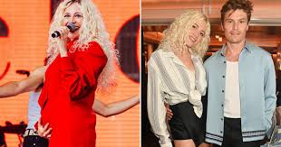 Pixie Lott announces her pregnancy live on stage