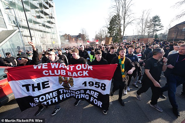 Manchester United fans protesting