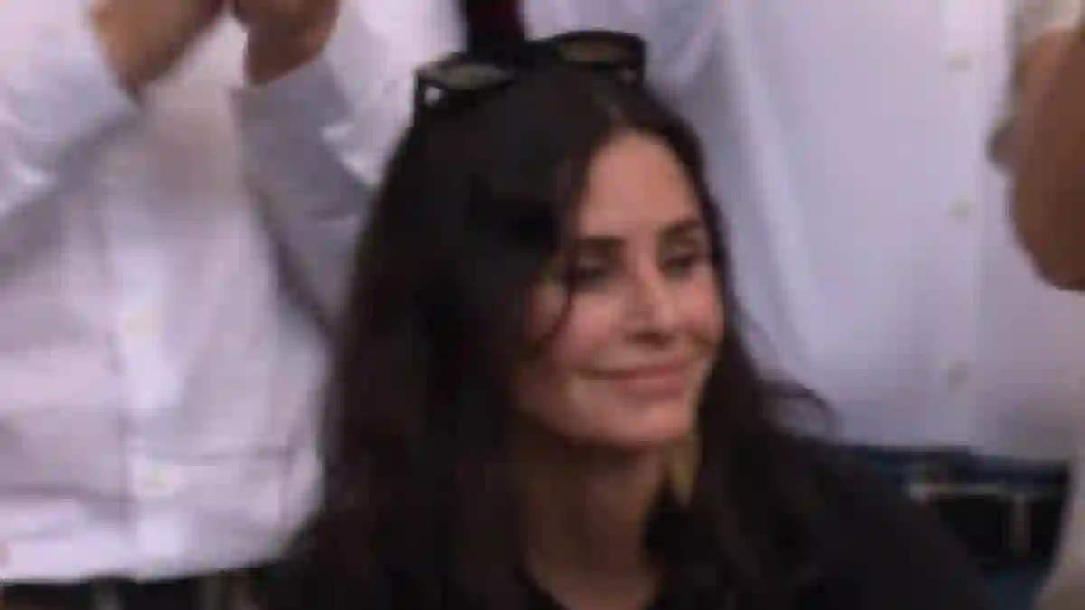 hugs Iga Swiatek
