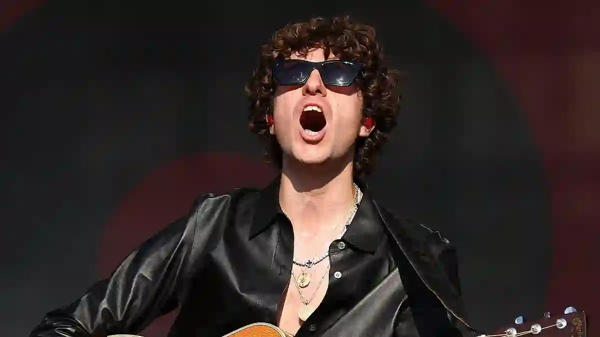 Rebel Wilson Joins The Kooks on Stage to Perform Gangsta’s Paradise During Reading Festival Set in England