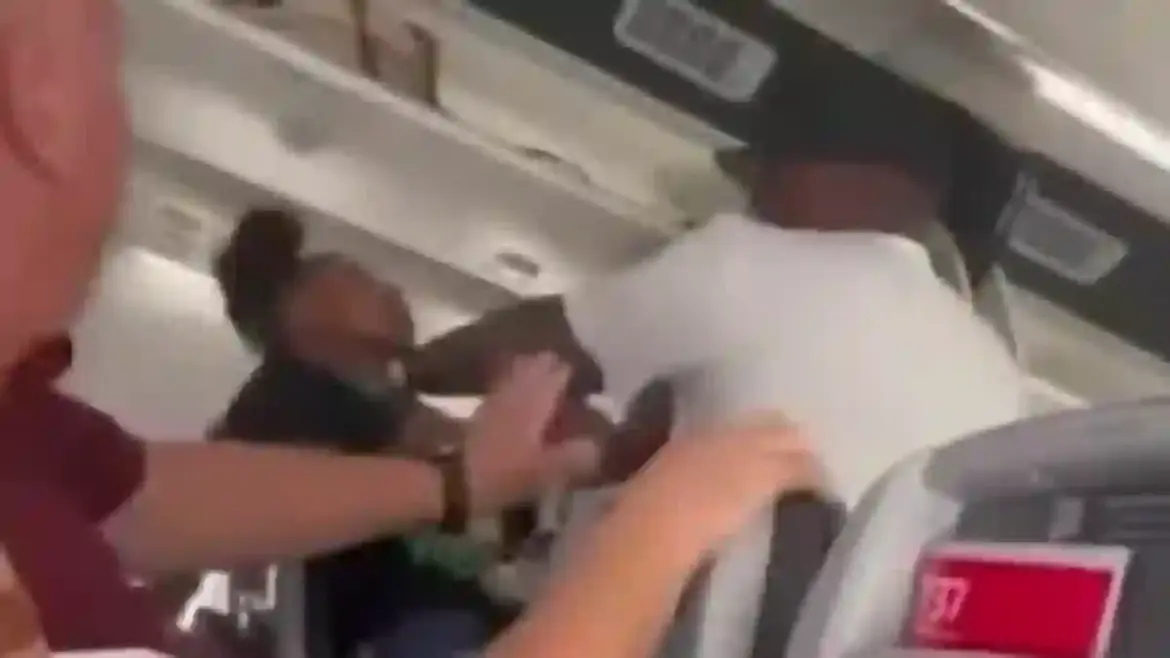 American Airlines travelers rush to intervene as man attacks woman and chaos erupts inside plane after landing in Miami