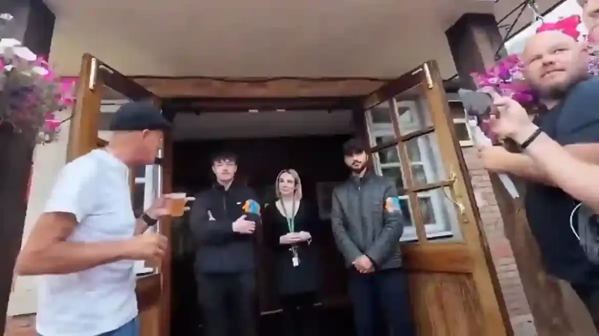 Pub Staff Refuse Entry to Drunk Anti-Migrant Protesters Outside Manor Farm Pub in Birmingham