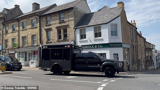 JD Vance's 18-vehicle motorcade passing through Chipping Norton this afternoon