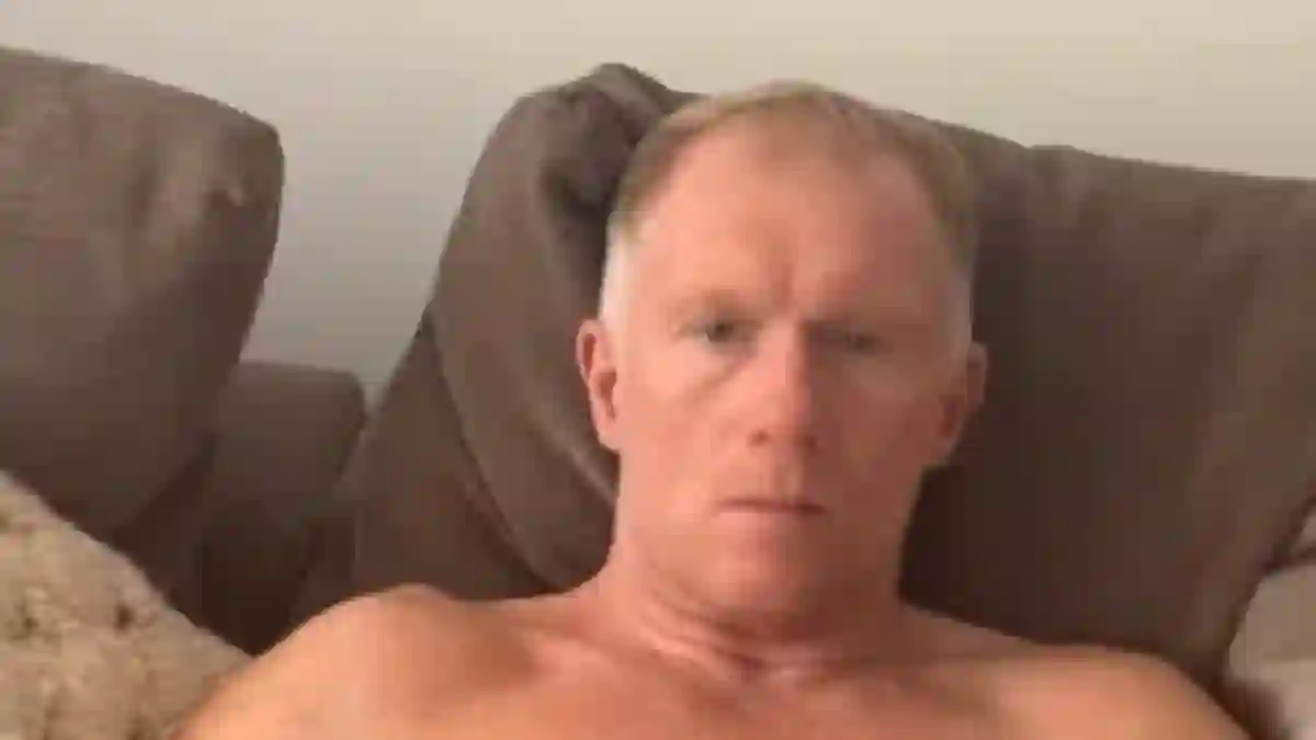 Paul Scholes Reacts Hilariously to Daughter Wearing Arsenal Jersey During Manchester United Season Opener at Old Trafford