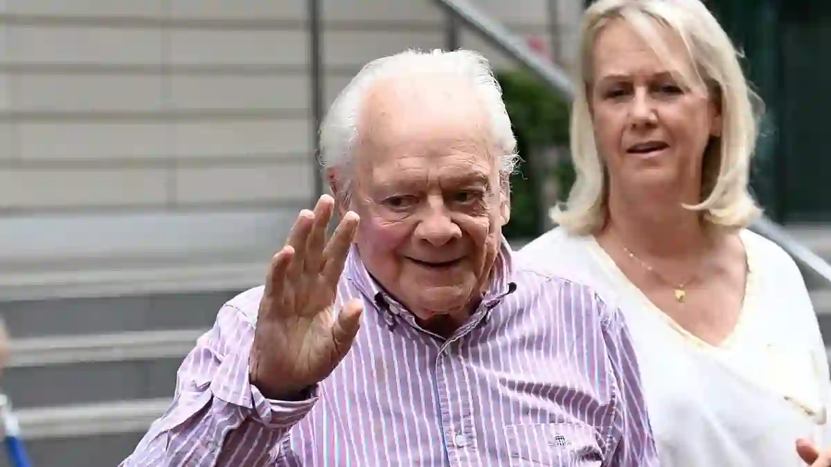 Sir David Jason delights Manchester fans as he meets crowds and poses for selfies during visit to The Lowry Theatre