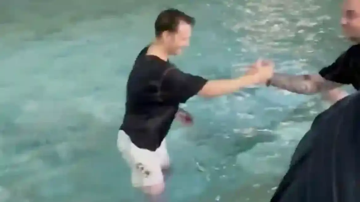 Young Tourist Jumps Into Trevi Fountain Causing Chaos and Drawing Police Intervention in Rome