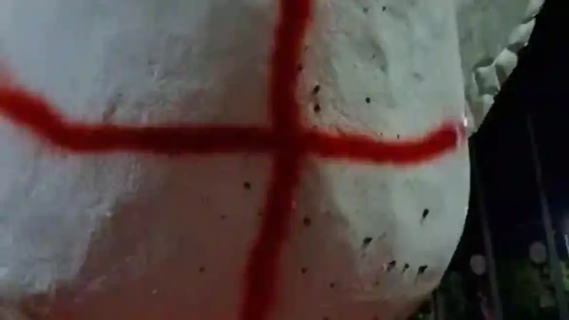 Police Launch Investigation After Vandals Paint St George’s Cross on Iconic Goosey the Goose Mascot in Nottingham
