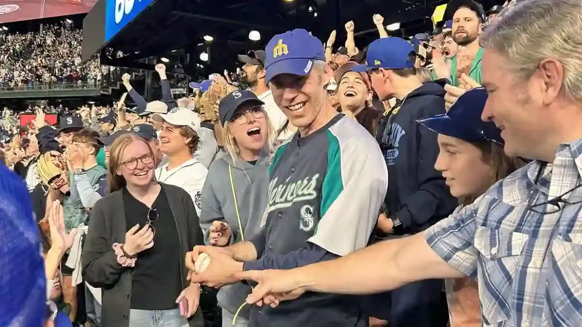 Seattle Mariners Fan Gives Away Cal Raleigh’s 60th Home Run Ball to Young Spectator During Playoff-Celebrating Game