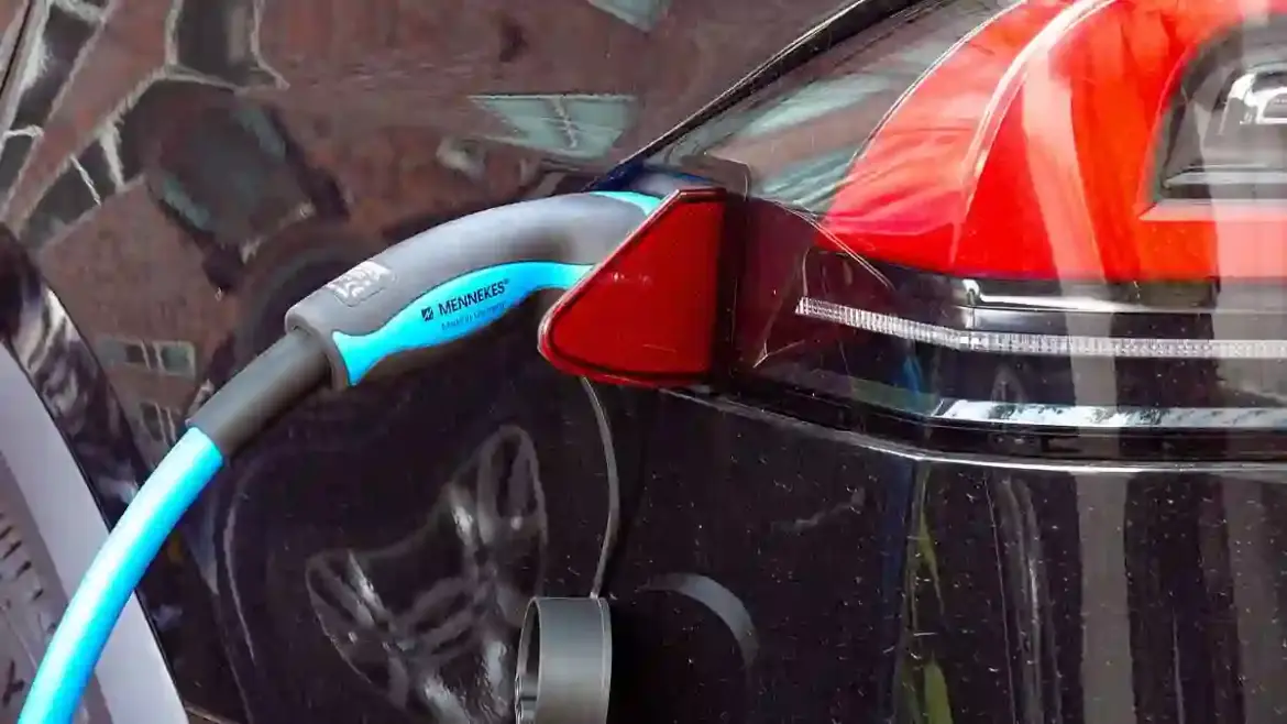 UK Drivers Hesitate to Buy Electric Cars Amid Range Anxiety, High Costs, and Limited Charging Options Across the Country