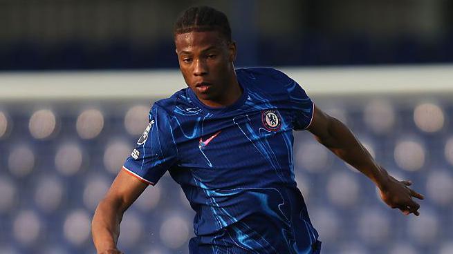 Chelsea shock fans as young defender Ishe Samuels Smith returns to London from Strasbourg in bizarre transfer reversal between England and France