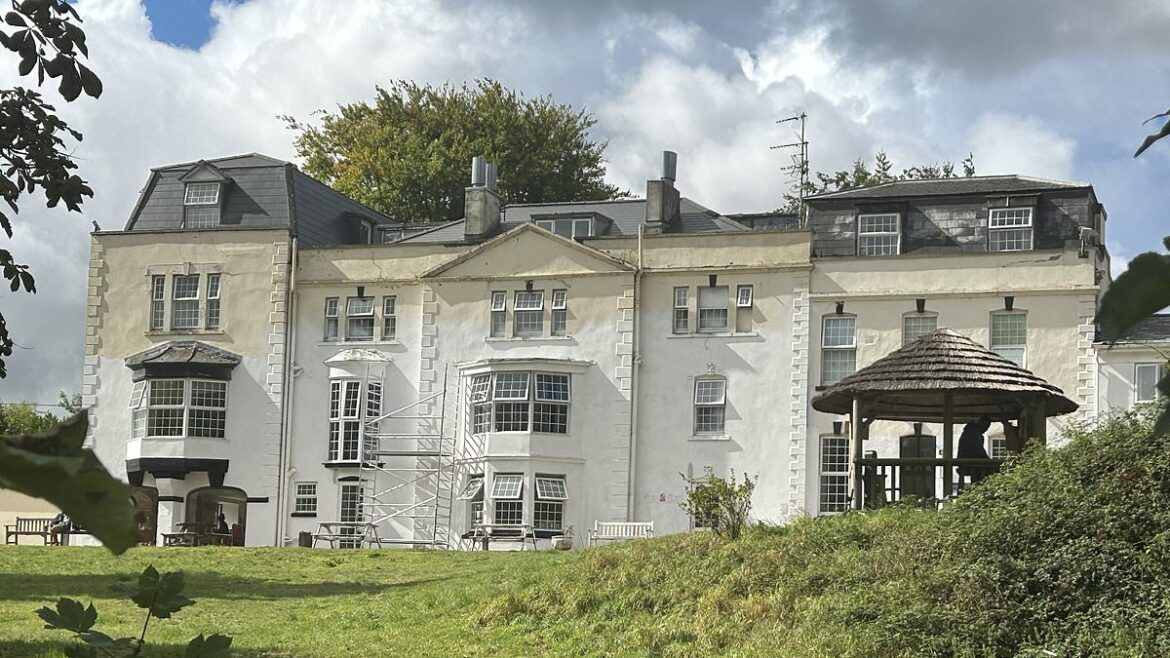 Jacob Rees-Mogg Investigates North Somerset Winford Manor as Former Hotel Houses Asylum Seekers for Over Three Years