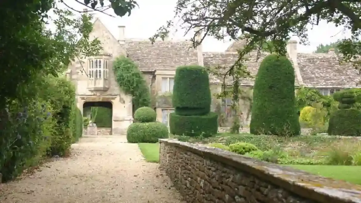 Jeffrey Epstein begins his rise into the British establishment after staying at South Wraxall Manor in Bradford on Avon with arms dealer Douglas Leese