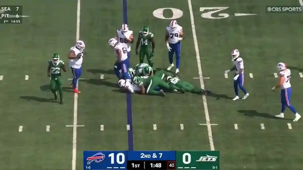 Josh Allen suffers suspected broken nose as Buffalo Bills battle New York Jets at MetLife Stadium