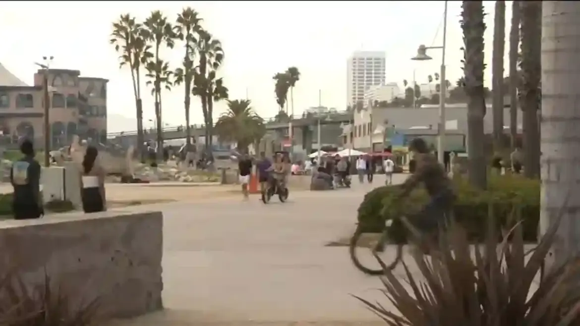 Knife-wielding attacker stabs pizza shop worker in front of shocked tourists on Santa Monica Pier in California