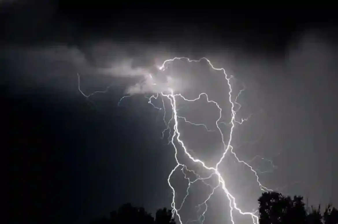 Forecasters Warn Residents of KwaZulu-Natal About Widespread Thunderstorms, Heavy Rains, and Strong Coastal Winds at the Start of the Week