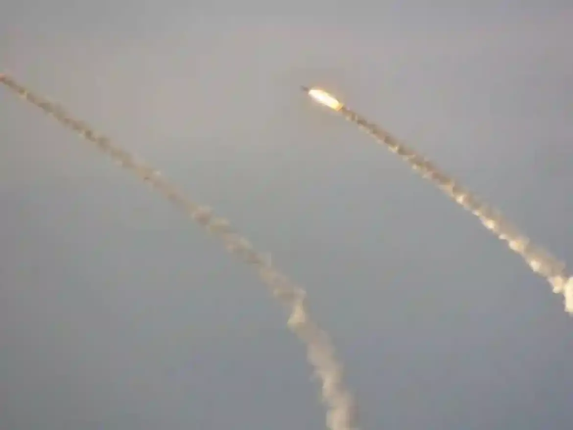 Russia and Belarus demonstrate coordinated air and naval capabilities with Zircon missile launch near NATO borders in the Barents Sea
