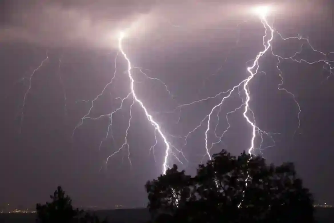 South African Weather Service warns residents of severe thunderstorms and isolated showers across Mpumalanga and surrounding provinces today