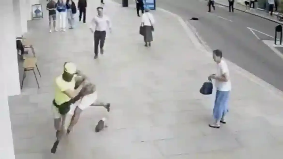 Londoners Tackle Bicycle Thief Spencer Duarte Who Lost Shoe After Stealing Phone on Ludgate Hill