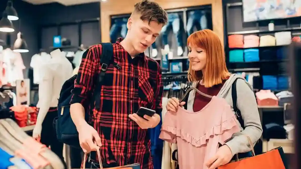 Shoppers in the United States boost retail spending in August as restaurants and online stores record strong gains
