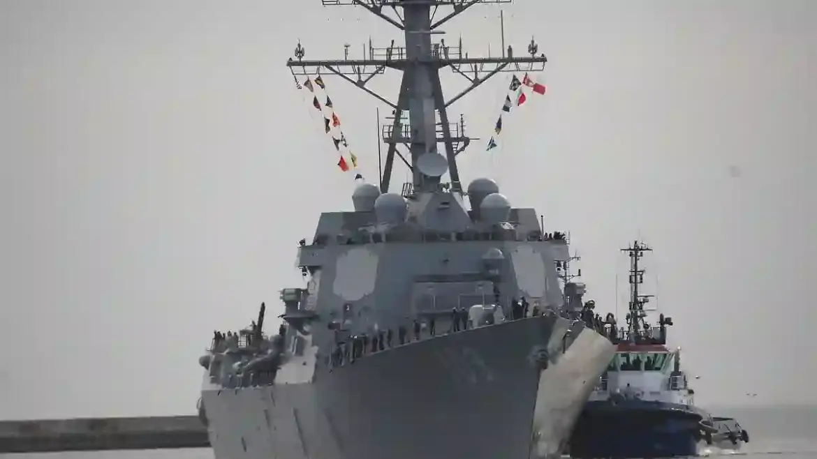 Venezuelan Jets Fly Over US Navy Destroyer in Southern Caribbean as Tensions Escalate Between Trump Administration and Maduro Regime