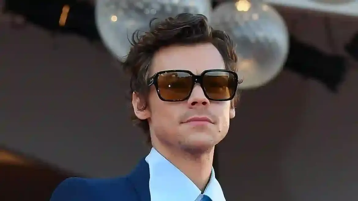 Harry Styles begins dating actress Zoe Kravitz in London and is spotted sharing a kiss as their romance unfolds publicly