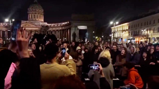 Russian Citizens Lead Public Demonstration Criticizing Putin’s Policies Amid Ukraine Conflict in St. Petersburg