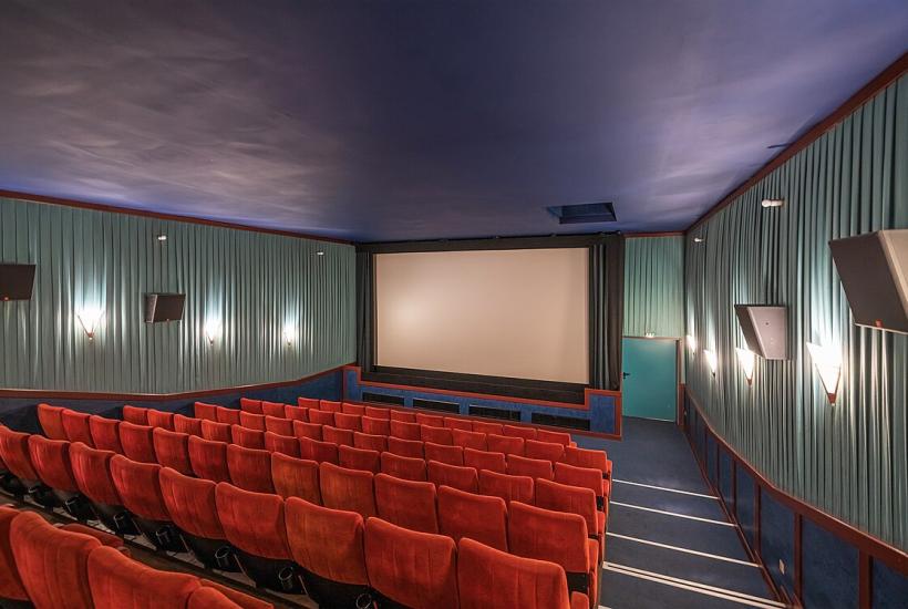 Over 30 moviegoers suffer eye injuries in Abakan after ultraviolet lamps are accidentally left on during film screening